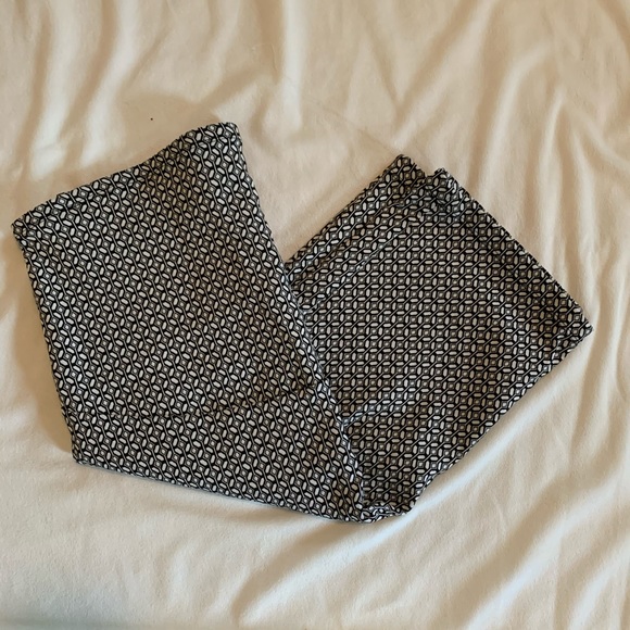 Noir Maternity Geometric Print Skirt - Picture 5 of 6